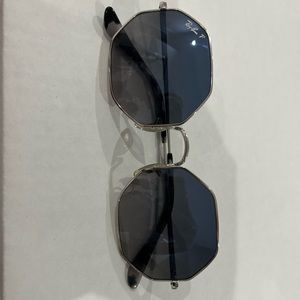 Perfect condition raybans worn once. Got as a gift and don’t like shape